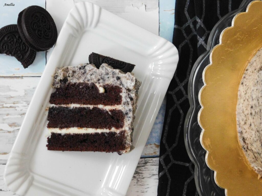 Ukrojený kus dortu na talířku
