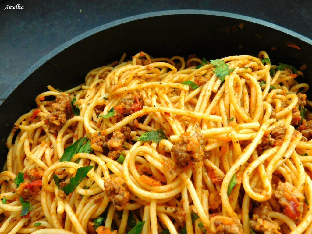 Detail špaget na pánvi