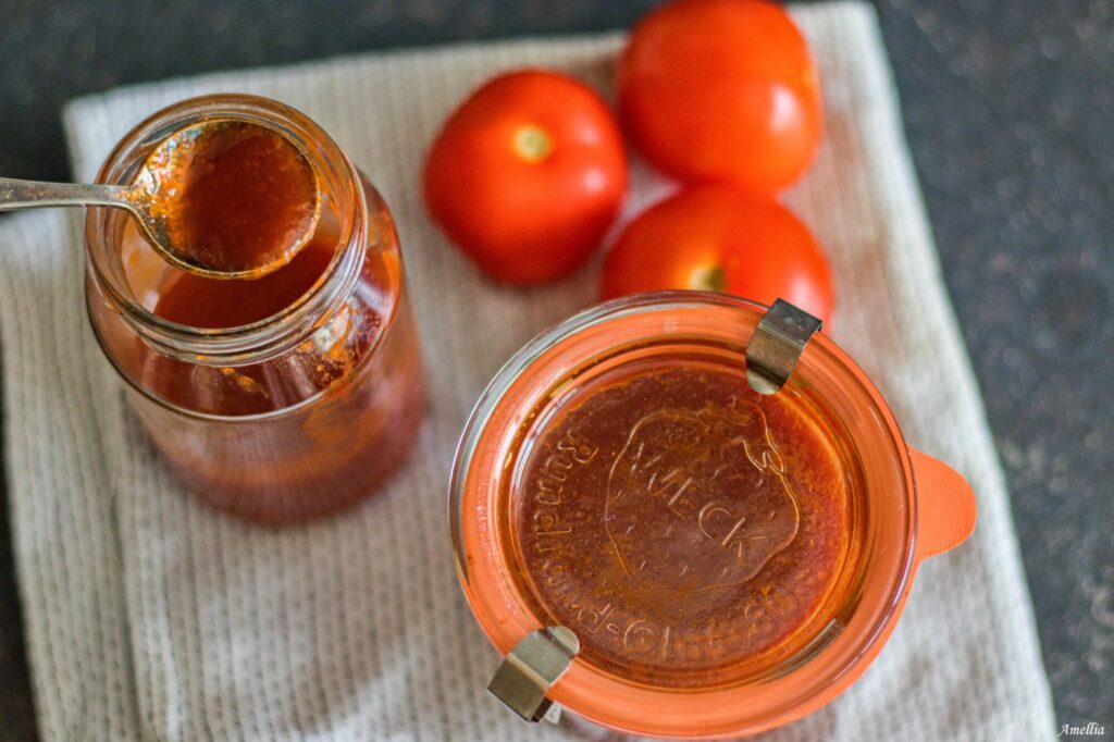 Pohled shora na sklenice kečupu a rajčata