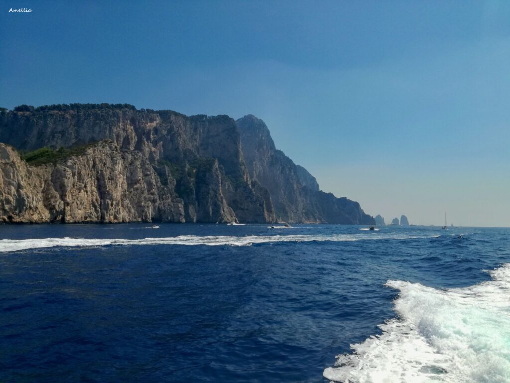 Moře s útesem u ostrova Capri