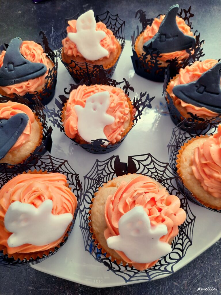 Strašidelné halloweenské cupcaky s oranžovou polevou 
