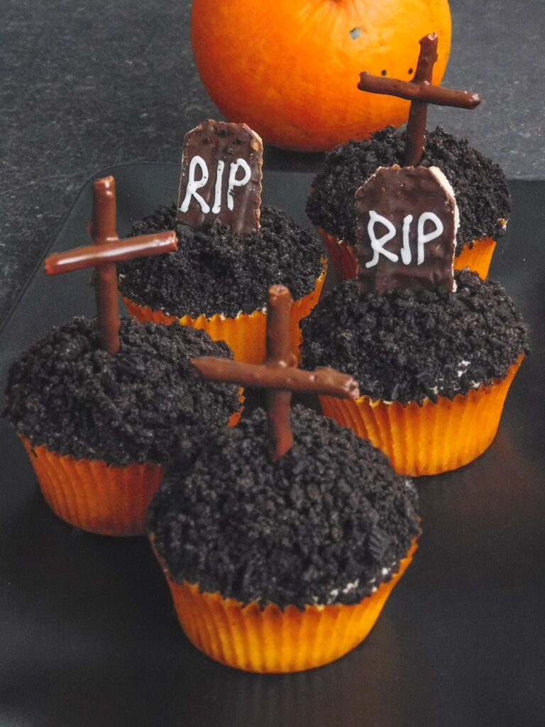 Halloweenské koláčky ve tvaru hrobečků s křížkem