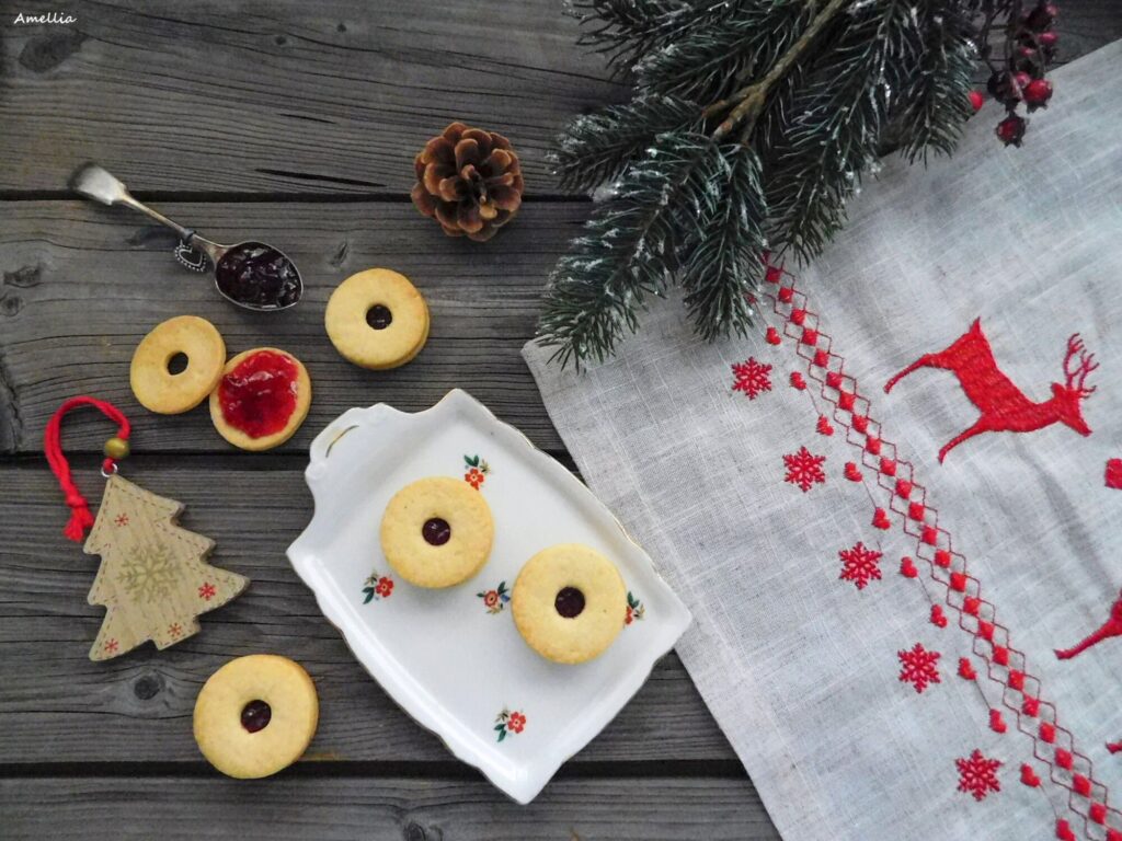 Pohled shora na linecké cukroví s vánoční dekorací