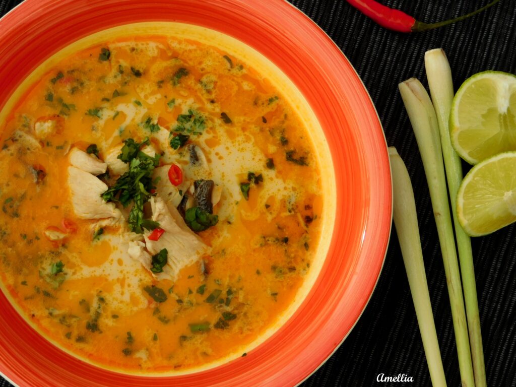Pohled shora na talíř polévky Tom Kha Gai