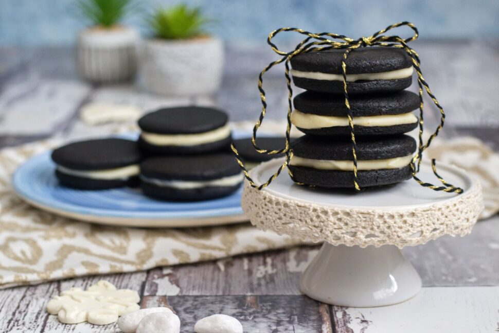 Domácí oreo sušenky servírované na talířku